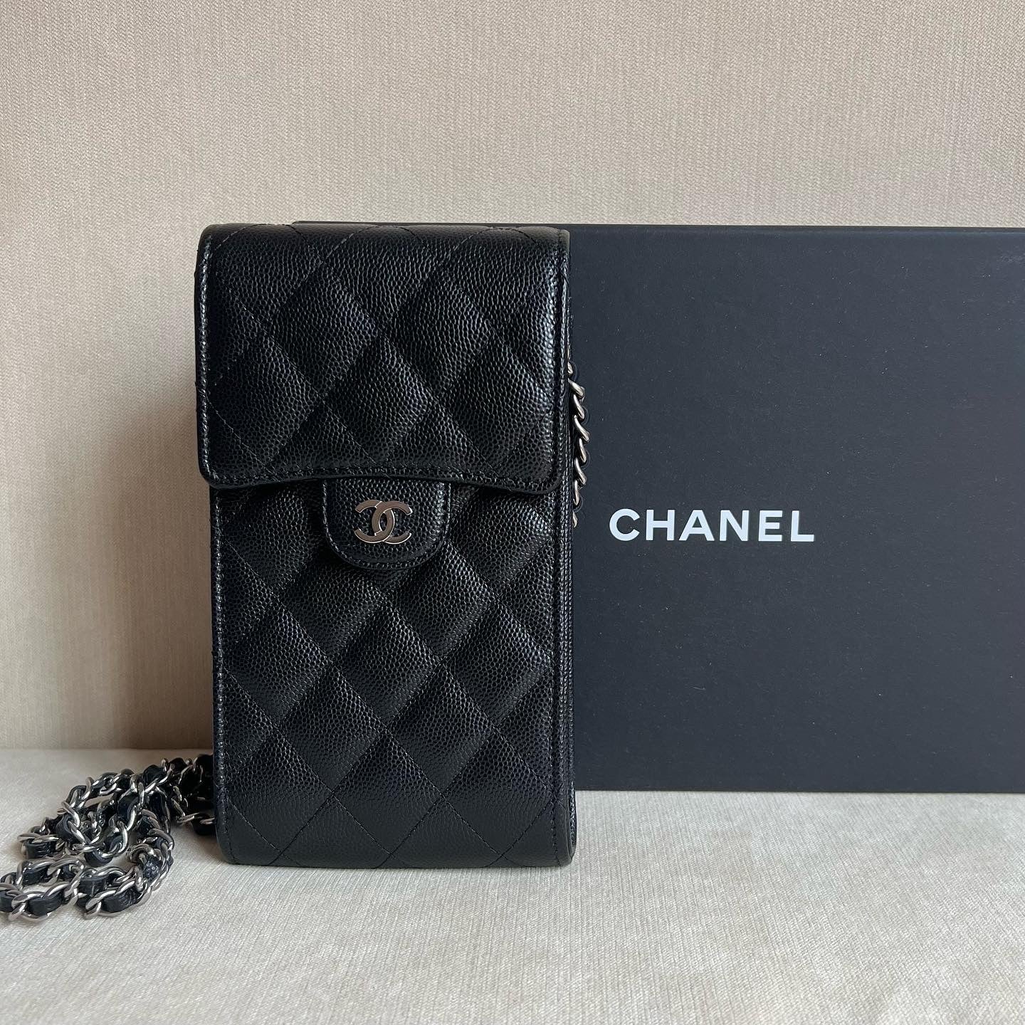 Chanel phone holder with chain 電話包黑色- hk$18800 (訂金